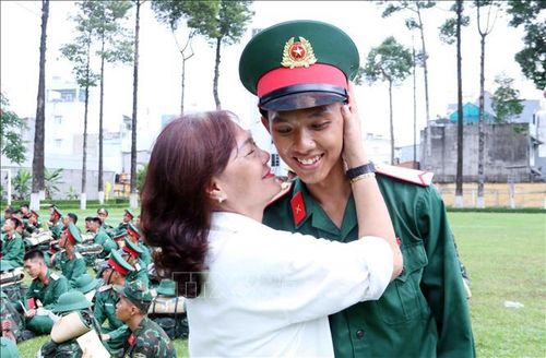 Niềm vui của chiến sĩ trẻ Lê Hữu Đạt gặp lại mẹ sau 3 tháng huấn luyện.
