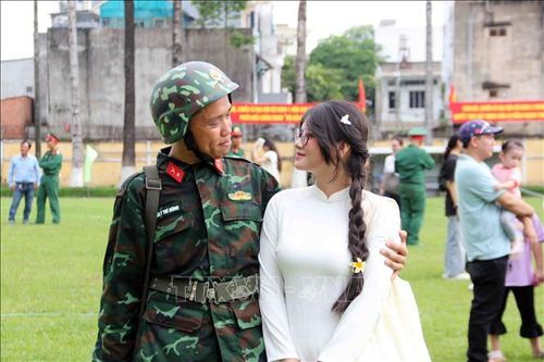 Niềm vui gặp mặt sau 3 tháng huấn luyện chiến sĩ mới.