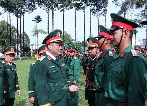 Trung tướng Lê Xuân Thế, Phó Tư lệnh Quân khu 7 thăm hỏi, động viên các chiến sĩ mới.