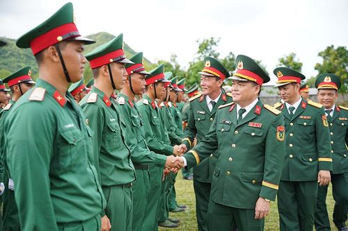 Đại tá Trần Văn Cư, Phó Tư lệnh Bộ Tư lệnh TP Hồ Chí Minh động viên các chiến sĩ mới.