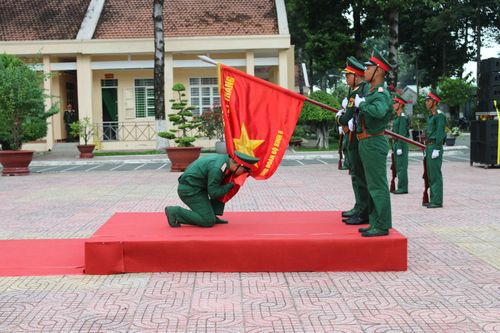 Nghi thức hôn quân kỳ.