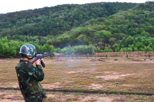 Chiến sĩ mới Trung đoàn Minh Đạm tập bắn đạn thật vào mục tiêu bằng súng Tiểu liên AK.
