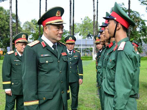 Trung tướng Lê Xuân Thế động viên các chiến sĩ mới.