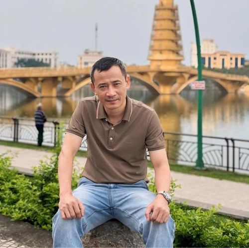 NSƯT Hồng Quân ngoài đời.