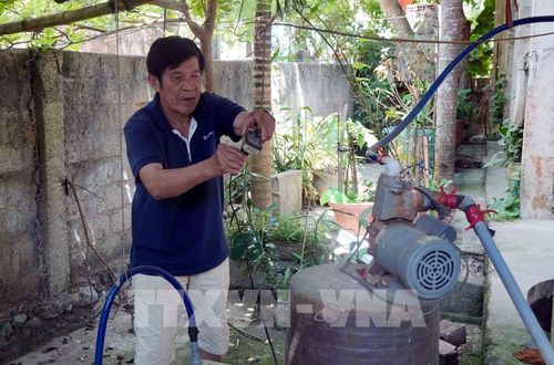Nhiều hộ dân xã Tân Gianh (Quảng Trị) sử dụng máy để bơm nước nhiễm phèn phục vụ cho việc sinh hoạt vào mùa hè. Ảnh: Tá Chuyên - TTXVN