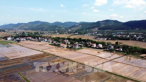 Tỷ lệ người dân nông thôn sử dụng nước sạch đạt quy chuẩn trên địa bàn tỉnh Quảng Trị hiện mới đạt khoảng 64%, số hộ được cấp nước từ các công trình tập trung chỉ đạt khoảng 40%. Ảnh: Tá Chuyên - TTXVN