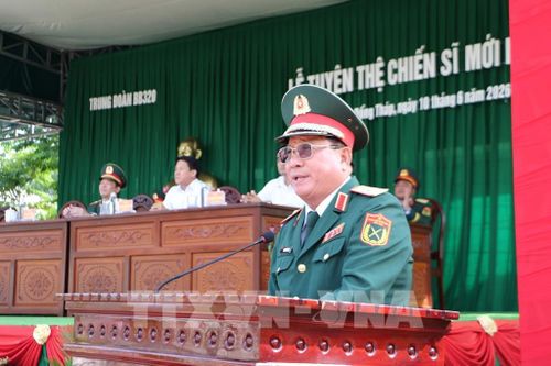 Thiếu tướng Nguyễn Văn Tiền, Phó Tư lệnh Quân khu 9, phát biểu tại buổi lễ ở Trung đoàn 320. Ảnh: Hồng Thái - TTXVN