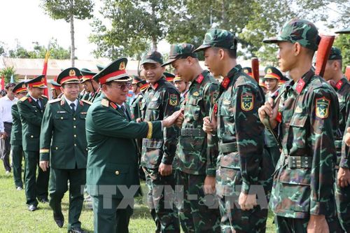 Thủ trưởng Quân khu 9 và Bộ Chỉ huy Quân sự tỉnh động viên chiến sĩ mới của Trung đoàn 320. Ảnh: Hồng Thái - TTXVN