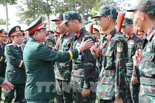 Thủ trưởng Quân khu 9 và Bộ Chỉ huy Quân sự tỉnh động viên chiến sĩ mới của Trung đoàn 320. Ảnh: Hồng Thái - TTXVN