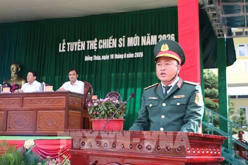 Trung tá Lê Chí Hải, Trung đoàn trưởng Trung đoàn Bộ binh 320 báo cáo kết quả huấn luyện chiến sĩ mới. Ảnh: Hồng Thái - TTXVN