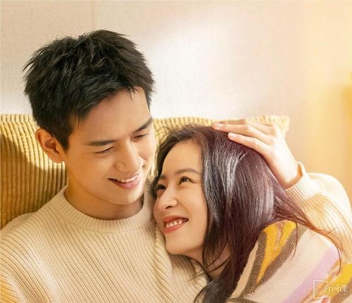 Sắc Xuân Gửi Người Tình là câu chuyện về Trần Mạch Đông, một nghệ nhân trang điểm tử thi sống khép kín, và Trang Khiết, cô gái luôn lạc quan dù mang khuyết tật ở chân sau tai nạn giao thông. Cuộc gặp gỡ của hai người bạn cũ đã mở ra hành trình chữa lành bằng sự đồng cảm và sẻ chia, giúp họ từng bước đối diện với những mất mát và tổn thương trong cuộc sống. Không khí đời thường, nhịp phim chậm rãi cùng cách khai thác tinh tế về ranh giới giữa sinh và tử tạo nên một tác phẩm giàu cảm xúc, khiến người xem cảm nhận rõ giá trị của sự sống và tình yêu.