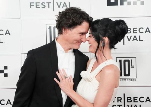 Katy Perry xuất hiện nổi bật trong chiếc váy trắng cổ điển của Lanvin, còn Justin Trudeau lịch lãm với bộ tuxedo đen.