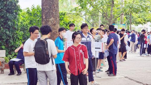 Thí sinh đến làm thủ tục đăng ký dự thi tại điểm thi Trường THCS Phúc Diễn (Hà Nội) chiều ngày 10/6