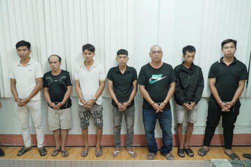 Các bị can, từ trái sang: Nguyễn Quốc Khải, Phạm Văn Lộc, Phạm Quốc Em, Cao Văn Vẹn, Nguyễn Hoàng Nhật, Cổ Minh Đức và Lý Thanh Liêm. Ảnh: Công an TP Cần Thơ