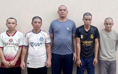 Các bị can, từ trái qua: Đỗ Khắc Trường, Nguyễn Tấn Bền, Đỗ Khắc Cường, Ngô Hoàng Hậu, Ngô Hoàng Phi