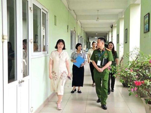 Phường Xuân Phương (Hà Nội) kiểm tra cơ sở vật chất trước ngày thi diễn ra. Ảnh: Phường Xuân Phương