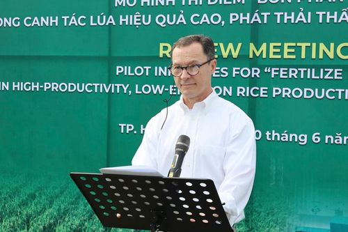 Ông Ralph Bean, Tham tán Nông nghiệp Đại sứ quán Hoa Kỳ tại Việt Nam chia sẻ tại ruộng mô hình HTX Hữu Chung, thành phố Hải Phòng. Ảnh: Phương Nam