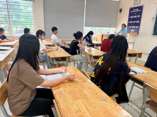 Thí sinh dự kỳ thi tốt nghiệp THPT nghe phổ biến quy chế.