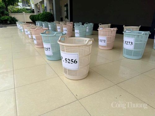 Thùng đựng đồ của thí sinh được phân theo phòng thi.