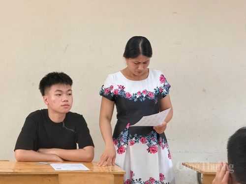 Giám thị đối chiếu lại thông tin của thí sinh.