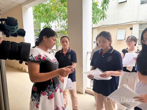 Giám thị gọi thí sinh vào phòng thi.