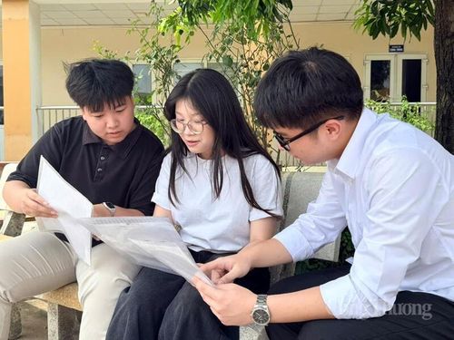 Nhiều thí sinh có mặt tại điểm thi từ rất sớm.