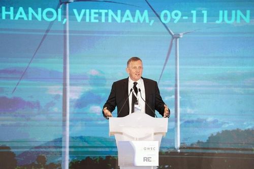 Ông Ben Backwell - Giám đốc điều hành Hội đồng Điện gió toàn cầu (GWEC) phát biểu tại hội nghị - Ảnh: Quang Long