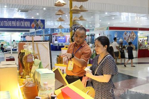 Người dân tham quan, mua sắm tại hội chợ.