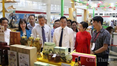 Các đại biểu tham quan Hội chợ Hàng Việt Đà Nẵng 2026.