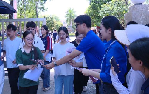 Chương trình “Tiếp sức mùa thi” phát huy tinh thần “Đâu cần thanh niên có, đâu khó có thanh niên”