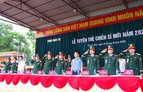 Các đại biểu dự buổi lễ.