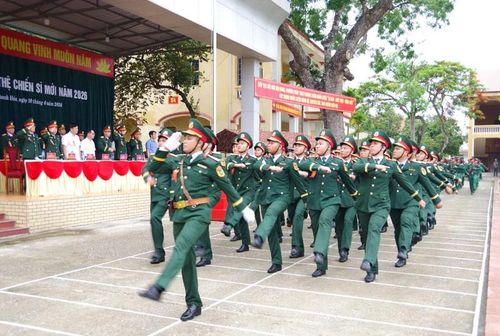 Duyệt đội ngũ tại buổi lễ.