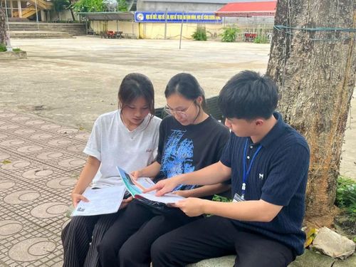 Hai bạn Phạm Thị Như Quỳnh (áo đen), và bạn Vi Thị Thu Thủy (áo trắng), trường THPT Quan Hóa được thầy giáo hướng dẫn về sơ đồ phòng thi.
