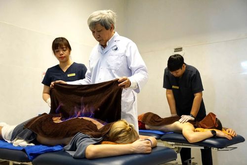 Lương y Phan Công Tuấn thực hiện kỹ thuật Hỏa long cứu tại Bệnh viện Y học cổ truyền thành phố Đà Nẵng.