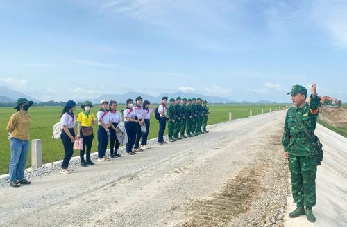 Thượng úy Trần Thanh Luật triển khai tiết học biên cương, giới thiệu đến đoàn viên, thanh niên và học sinh về ý nghĩa của đường biên, cột mốc.