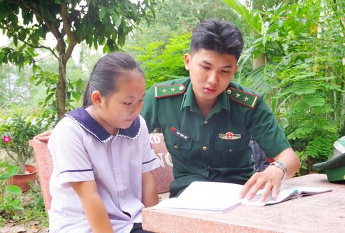 Thượng úy Trần Thanh Luật dạy học cho trẻ em vùng biên.