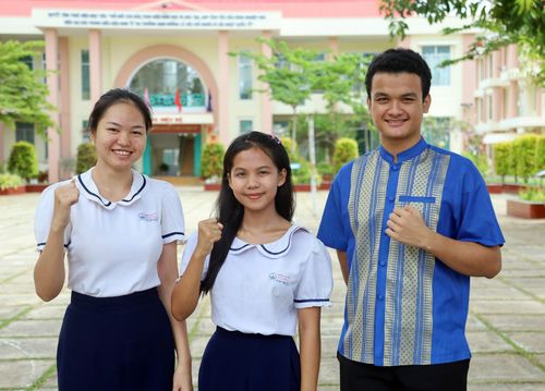 Học sinh Trường Phổ thông Dân tộc nội trú Trung học phổ thông An Giang 1 tự tin bước vào kỳ thi. Ảnh: BÍCH TUYỀN