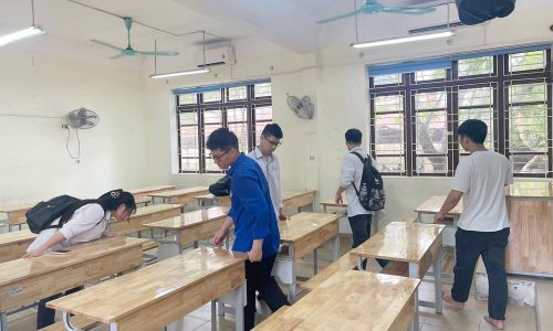 Học sinh khối 11 trường Trung học phổ thông Hoàng Quốc Việt kê dọn bàn ghế ngay ngắn chuẩn bị cho kỳ thi. 