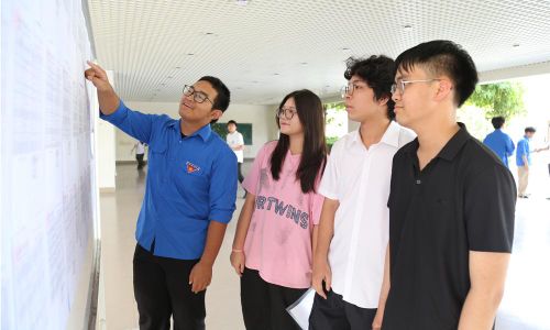  Thí sinh xem sơ đồ phòng thi tại trường Trung học phổ thông Chuyên Bắc Ninh. 