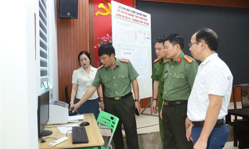  Đại tá Bùi Chiến Thắng, Phó Giám đốc Công an tỉnh, Phó Trưởng ban chỉ đạo cấp tỉnh Kỳ thi tốt nghiệp trung học phổ thông 2026 kiểm tra các điều kiện phục vụ kỳ thi tại điểm thi Trung học phổ thông Từ Sơn (ngày 9/6). 