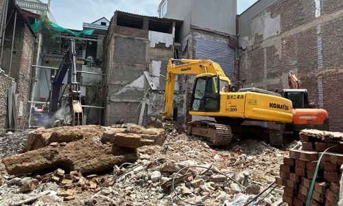  Huy động máy móc khẩn trương khắc phục sự cố. 