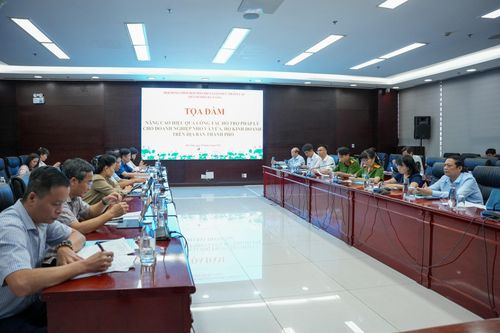 Tọa đàm nâng cao hiệu quả công tác hỗ trợ pháp lý cho doanh nghiệp nhỏ và vừa, hộ kinh doanh trên địa bàn, do Hội đồng phối hợp phổ biến, giáo dục pháp luật thành phố tổ chức hôm qua 9/6. Ảnh: T.CÔNG