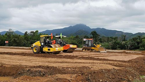 Thi công Dự án tuyến đường kết nối đường vành đai phía tây đến cao tốc La Sơn - Túy Loan (phía sau Khu Công nghệ cao). Ảnh: THÀNH LÂN