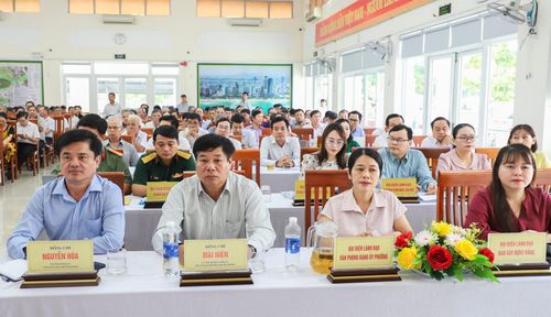 Các đại biểu phường Ngũ Hành Sơn và cử tri tham gia buổi tiếp xúc. Ảnh: NGỌC PHÚ