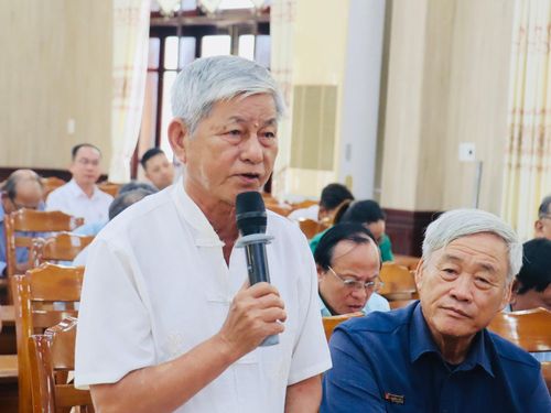 Cử tri phường Điện Bàn nêu kiến nghị tại buổi tiếp xúc. Ảnh: QUỐC TUẤN