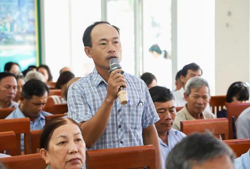 Cử tri phường Ngũ Hành Sơn nêu kiến nghị. Ảnh: NGỌC PHÚ