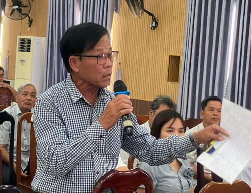 Cử tri phản ánh tại hội nghị. Ảnh: KHÁNH LINH