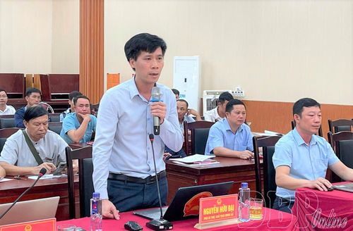 Lãnh đạo xã Mường Chà trao đổi, làm rõ những ý kiến, kiến nghị tại hội nghị tiếp xúc cử tri.