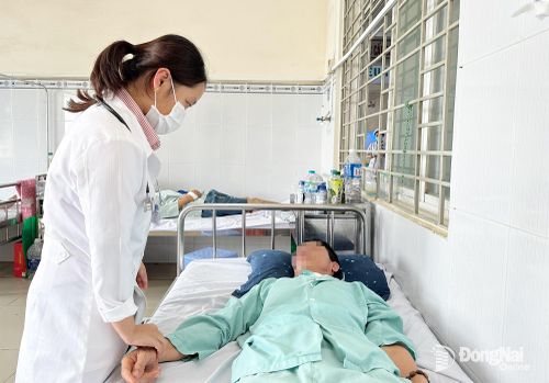 Bác sĩ Khoa Nội thần kinh, Bệnh viện Đa khoa khu vực Long Khánh kiểm tra sức khỏe cho một bệnh nhân đột quỵ. Ảnh: Hạnh Dung
