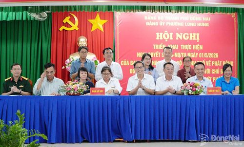 Đại diện các cơ quan, đơn vị phường Long Hưng ký kết giao ước thi đua. Ảnh: Xuân Nương